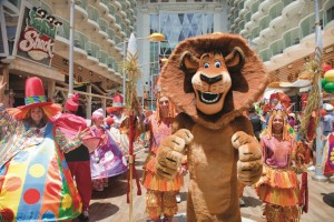 Norwegian_Cruise_Line_Oasis_Cruise_Parade (Custom)