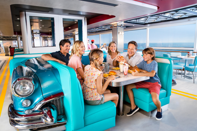 NCL_CRUISE-ENCORE_AMERICAN_DINER_FAMILY_LUNCH